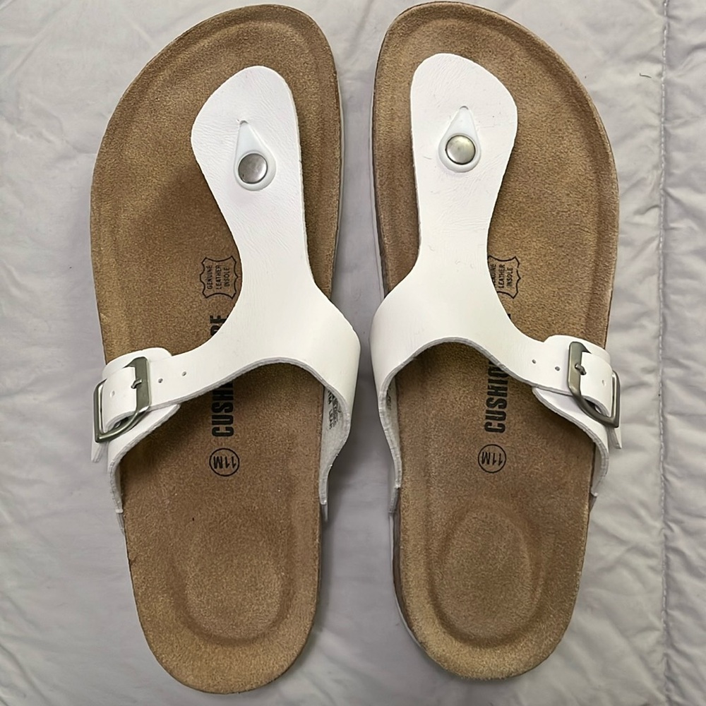 NEW Cushionaire Leah Sandals White Womens 11M. Similar to Gizeh